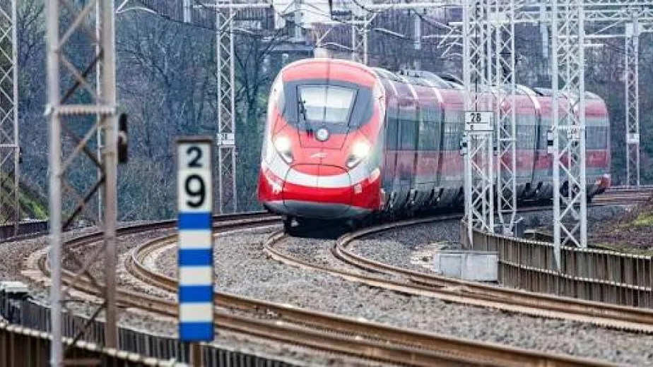 "Iniziate pure senza di me, il treno è in ritardo". Se sui binari si perdono pezzi di vita