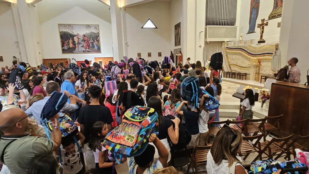 Cassino, zaini al cielo e sorrisi: a San Giovanni la benedizione per il nuovo anno scolastico