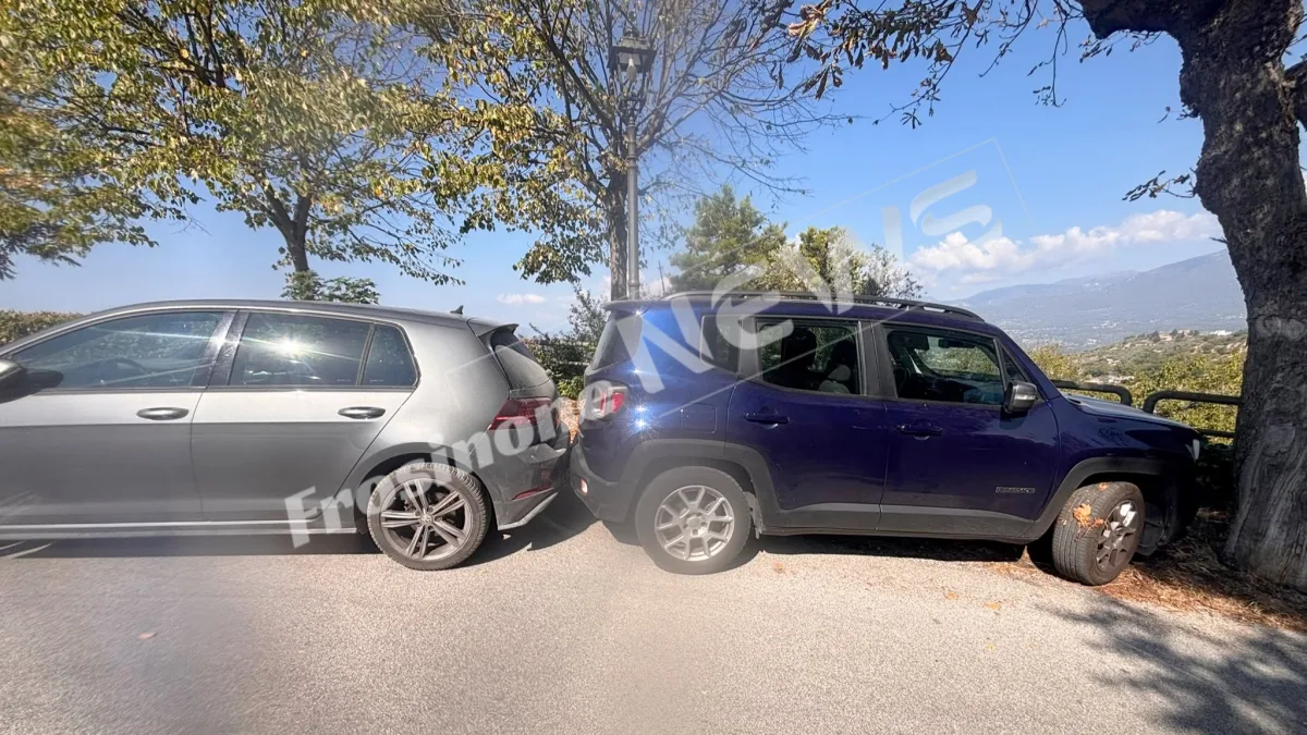 Incastrato contro il muro da un parcheggio selvaggio: momenti di tensione, arrivano Polizia Locale e Carabinieri