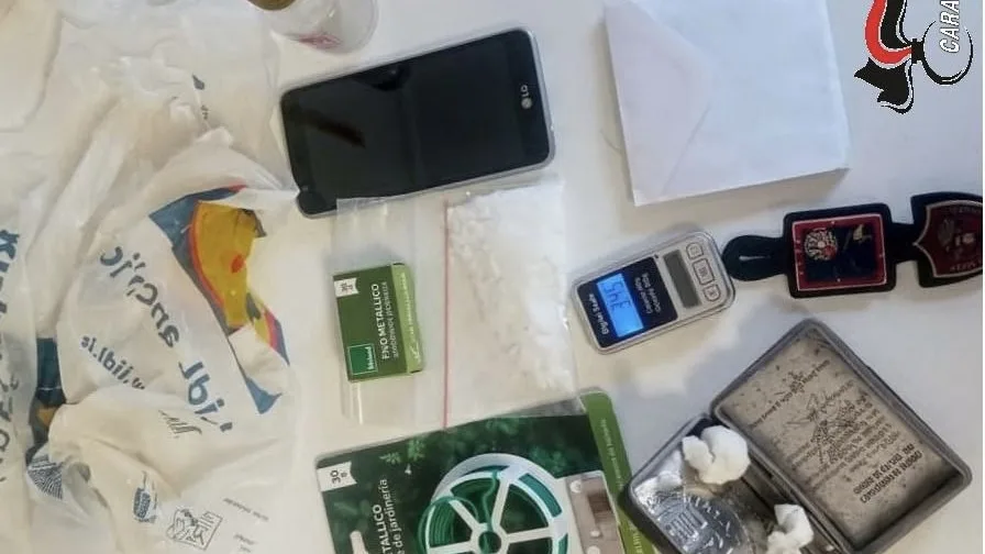Tracce di cocaina nell’auto: in casa droga e materiale per confezionare le dosi, denunciato 54enne