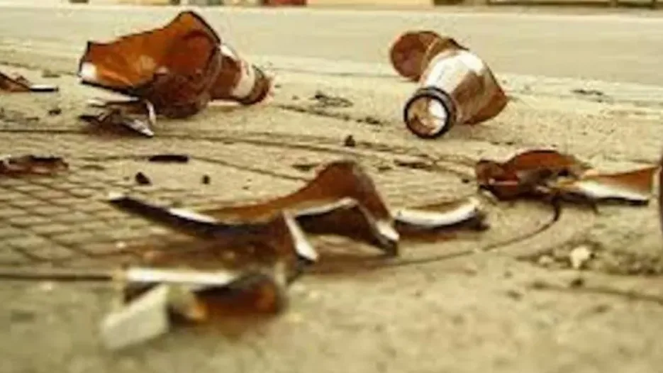 Straniero rincorre due ragazzi lanciandogli contro bottiglie di vetro. E’ accaduto in centro