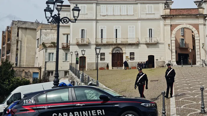 Atina (FR) – Perseguita la madre anziana e i provvedimenti non lo fermano, 29enne ai domiciliari