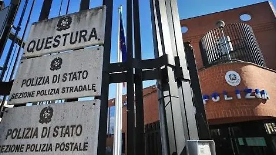 Banda di ladri assalta quattro aziende: la Polizia li mette in fuga