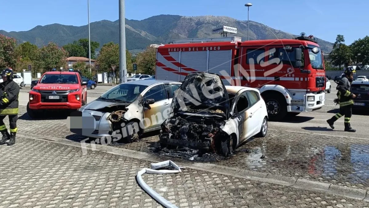 Fiamme nel parcheggio del Panorama, due cittadini sfidano il fuoco ed evitano il peggio