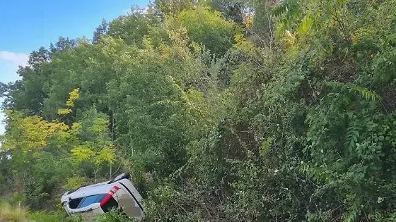 Auto esce fuori strada e si ribalta sulla Verolana: paura per due donne