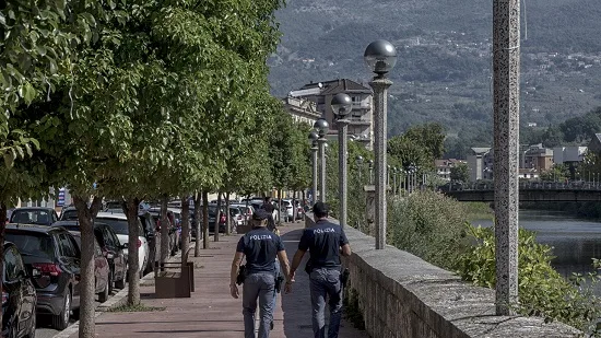 SORA – NOTTE DI SCHIAMAZZI E DANNI A CASE PRIVATE: INTERVIENE LA POLIZIA, DENUNCIATI QUATTRO GENITORI PER ABBANDONO DI MINORI