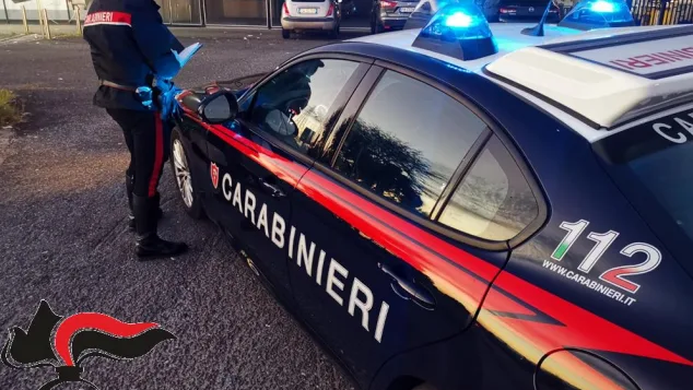 Troppe auto davanti la sua casa per la festa in paese: prende un trapano e buca le gomme
