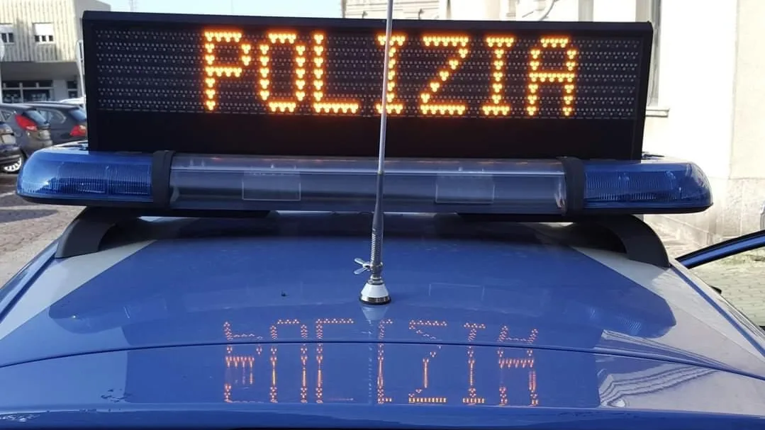 Lite condominiale degenera in follia: pregiudicato lancia due vasi dal balcone e centra un furgone