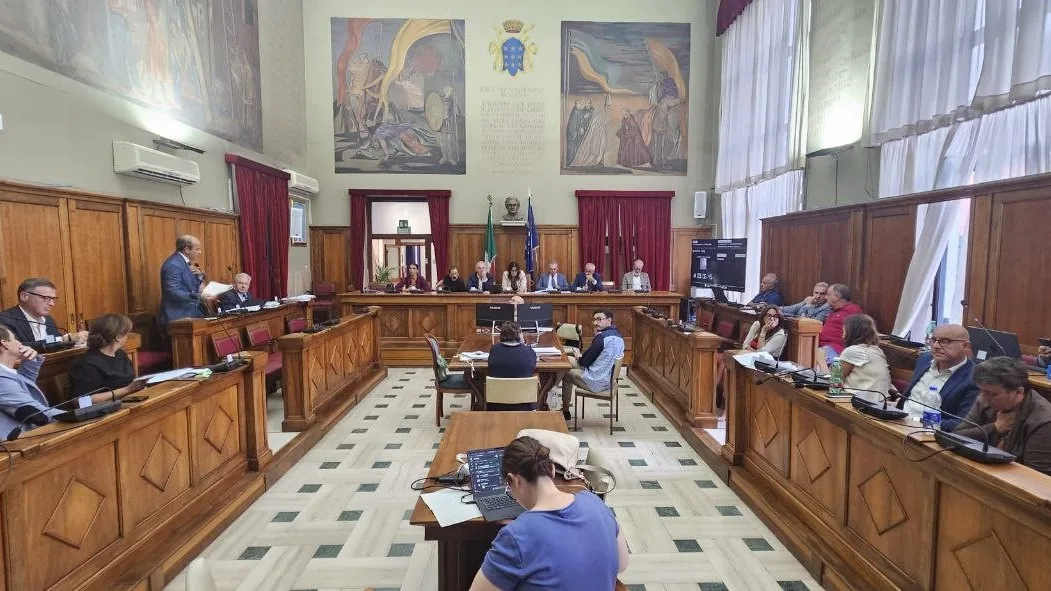 Consiglio Comunale o prova di sopravvivenza? Quattro ore di “nulla” e la pazienza di Giobbe