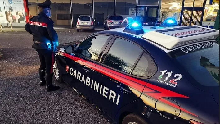 Furto nella notte in un bar: rubati contanti, tabacchi e alcolici: caccia all’uomo