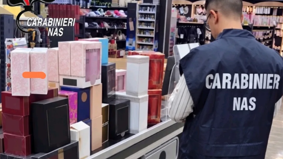 Frosinone – Profumi non a norma nel negozio, i Nas sequestrano oltre cento prodotti
