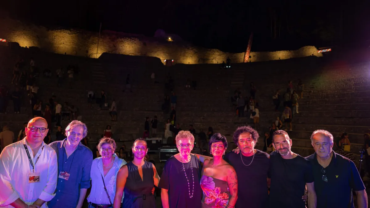 “VICOLI” INCANTA IL TEATRO ROMANO DI CASINO: UN TRIONFO DI EMOZIONI SOTTO LE STELLE