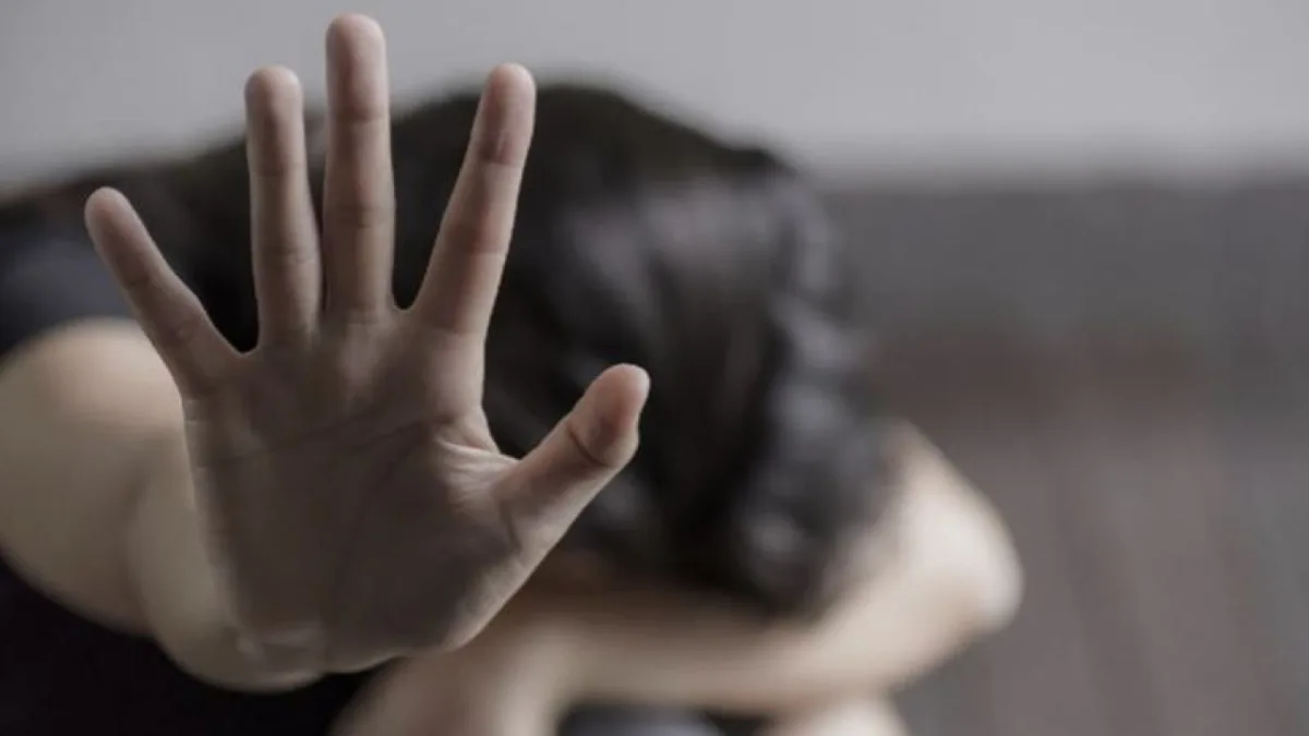 Gps nascosto nella bambola della figlia per pedinare l'ex: "Ho paura, non si fermerà"