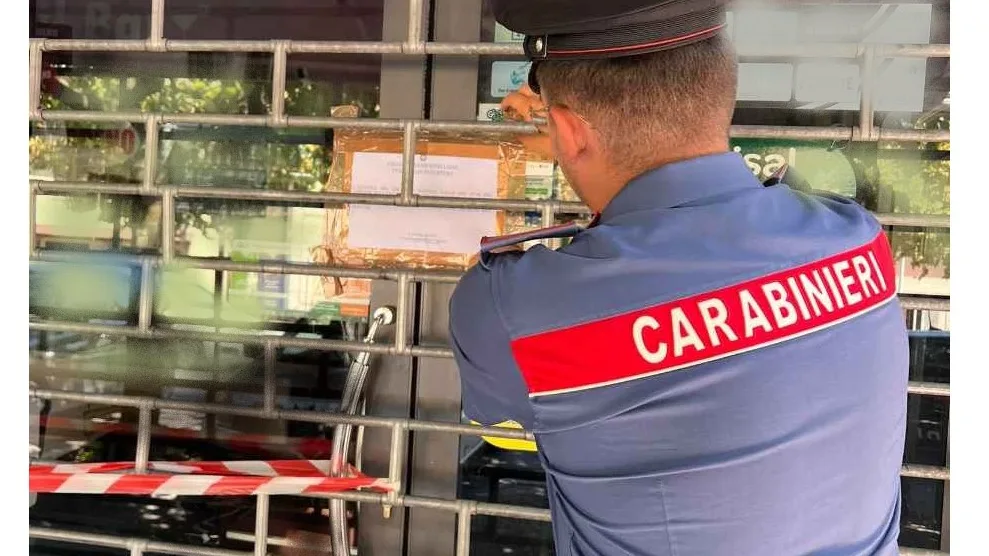 Licenza sospesa e chiusura per il bar di Ferentino al centro del recente sequestro di armi e droga: i Carabinieri notificano il decreto del Questore
