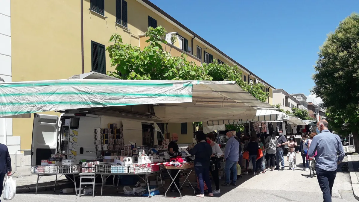 Rissa tra i banchi del mercato, cinquantenne incontra la ex con il nuovo fidanzato ventenne