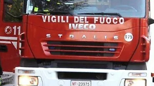 Esplosione in un appartamento, crolla il tetto: due ustionati gravi