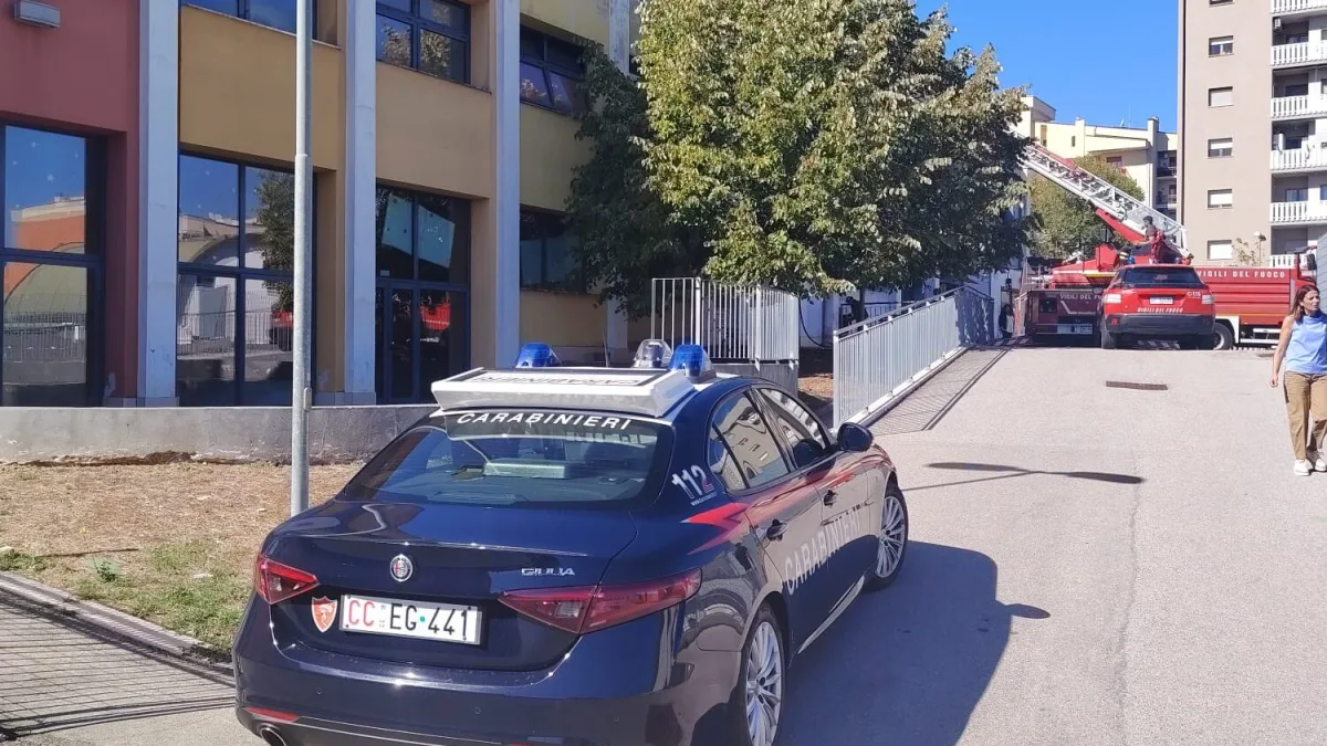 Frosinone, tetto in fiamme alla scuola elementare: evacuati gli alunni, operaio ustionato