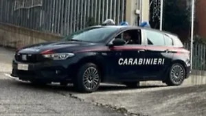 La minaccia con una katana e la colpisce con una paletta. Lei lo aggredisce davanti ai carabinieri e minaccia i militari