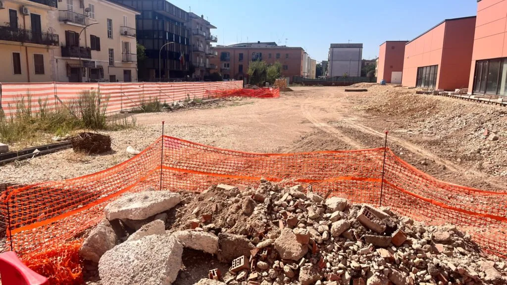 Materiale di risulta in via Capocci, dopo la segnalazione dell’Ansmi primi interventi