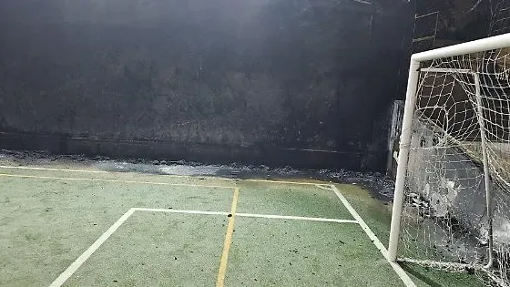 Incendio nel campetto di calcio: indagini in corso