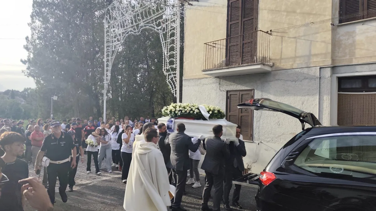 Aquino saluta Stefano, l’appello del parroco ai ragazzi: «Se vi sentite soli, parlate con noi»