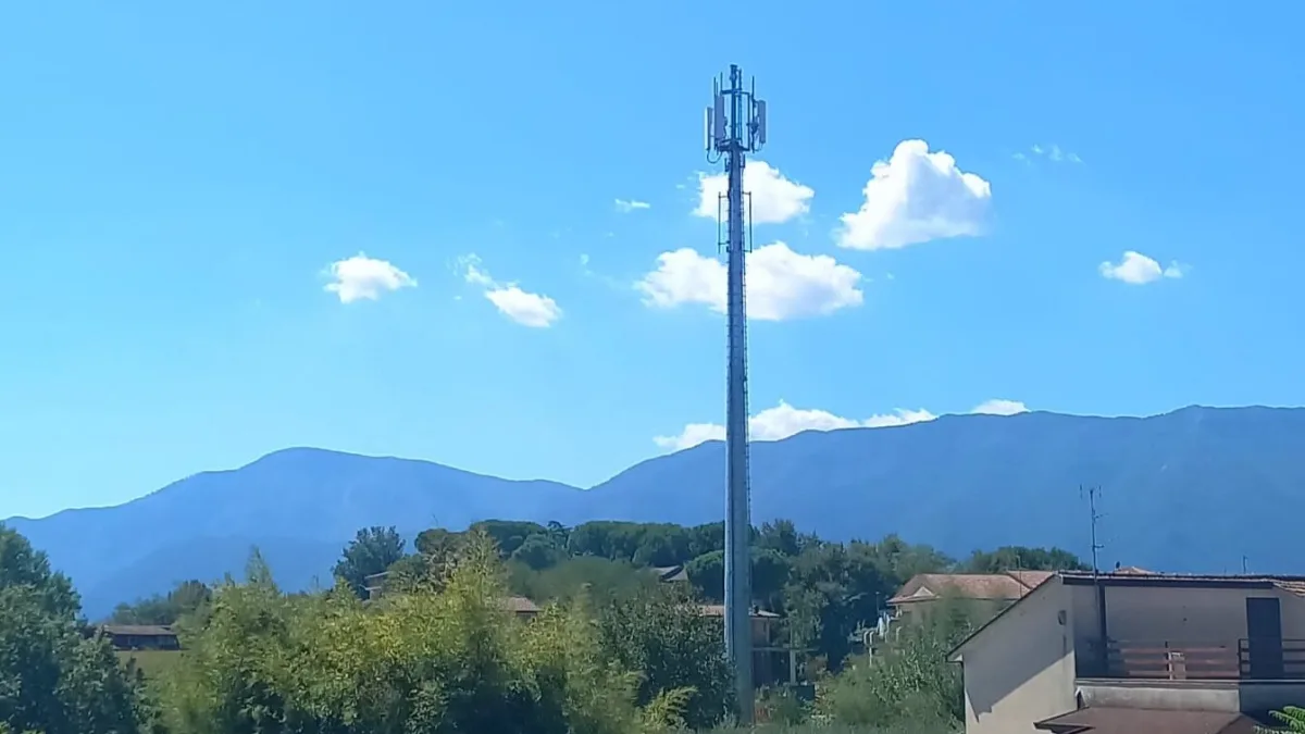 Ferentino – Antenna installata lungo la Casilina, preoccupazione tra i residenti: crescono gli interrogativi
