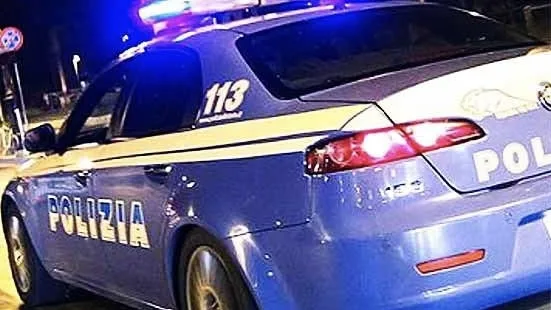 Sora – Arriva in bici davanti al bar e aggredisce verbalmente i clienti, poi prende a calci un’auto