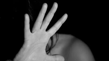 Austria, drogava la moglie e la offriva agli stupratori: 39enne muore in un lago di sangue durante l’ennesimo abuso