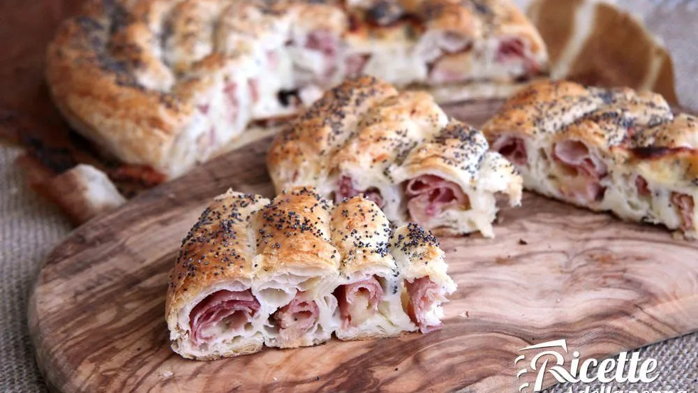 Rotolo di pasta sfoglia con prosciutto e formaggio