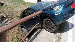Incidente tra due auto, una sfonda la balaustra e finisce in bilico sul fiume