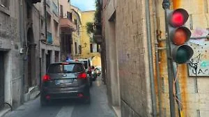 "La segnaletica non si vede": traffico in tilt in piazza Valchera