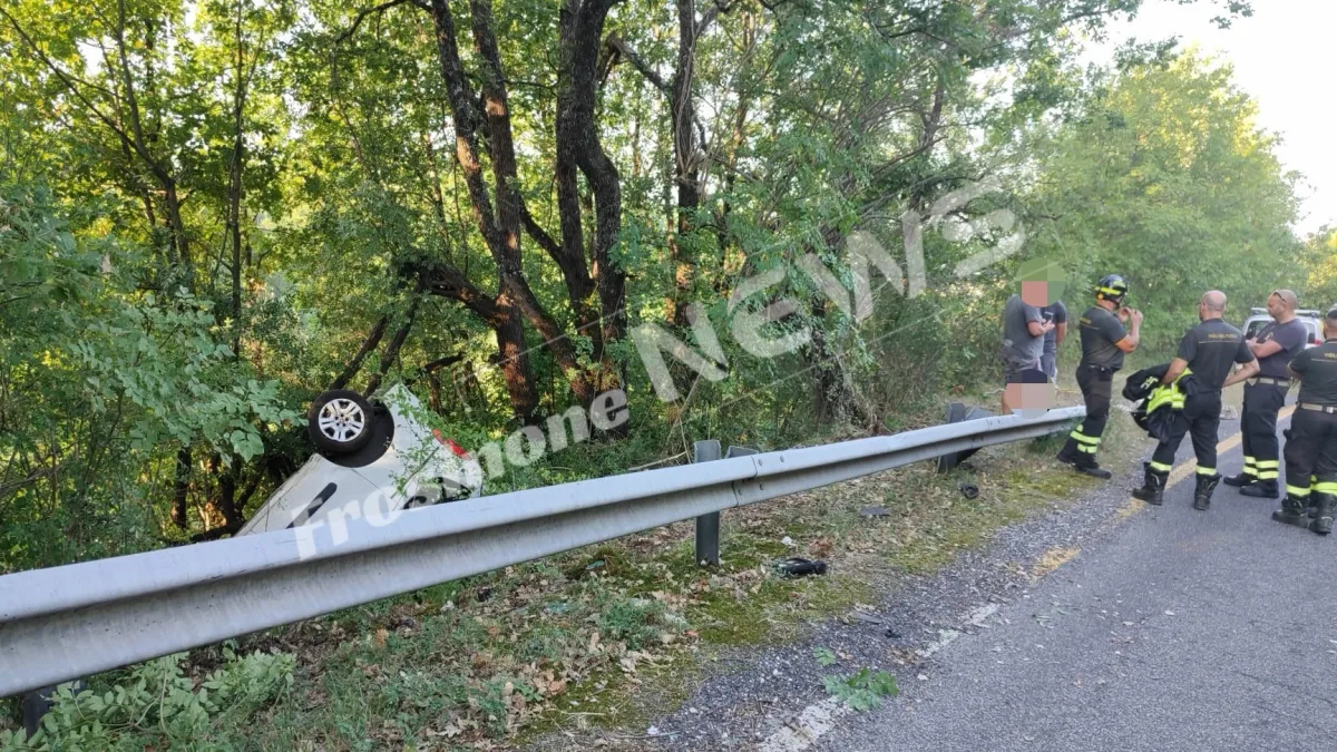 Incidente sulla “666”, furgone finisce fuori strada e si ribalta: a bordo c’erano degli operai