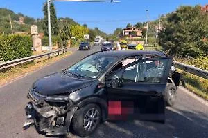 Paura in strada: tamponamento tra tre veicoli