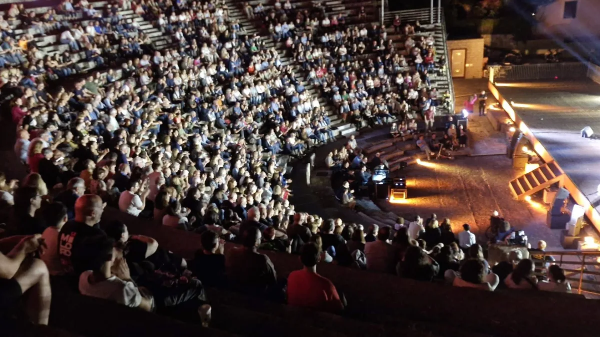 Gran Finale d’Estate al Teatro Romano di Cassino: Dal Cinema Sotto le Stelle all’attesissimo live di Raf