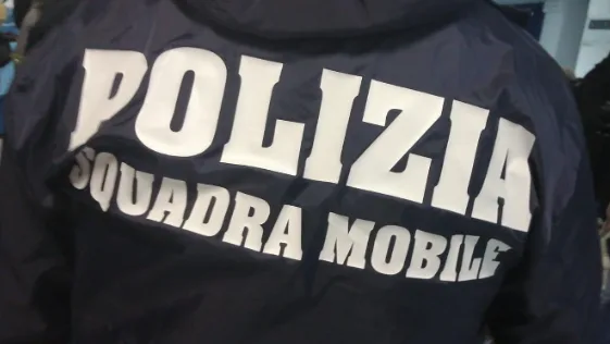 Frosinone, incubo in casa: picchia e minaccia la compagna, incastrato dall’app YouPol e arrestato