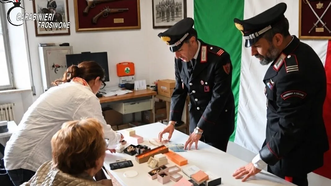 Finto debito della figlia, anziana truffata: i carabinieri recuperano 20mila euro in gioielli