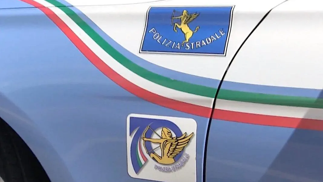 Revisione scaduta, fermano l’auto in autostrada e trovano un chilo di cocaina. Un arresto