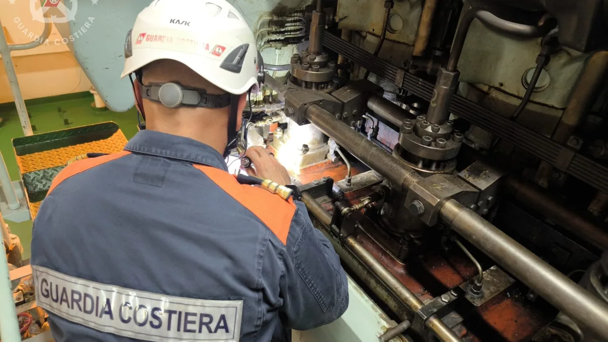Terracina – Nave mercantile fermata in porto dalla Guardia Costiera