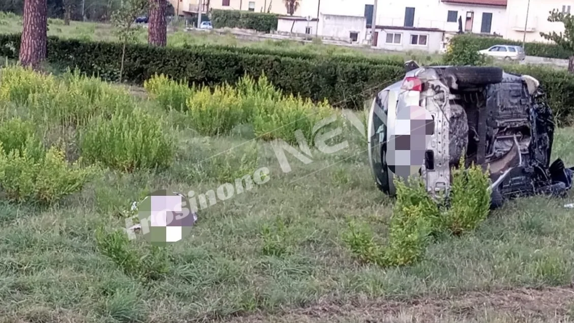 Auto si ribalta sulla Casilina Sud, uomo sbalzato fuori dall’abitacolo e trovato morto dopo ore