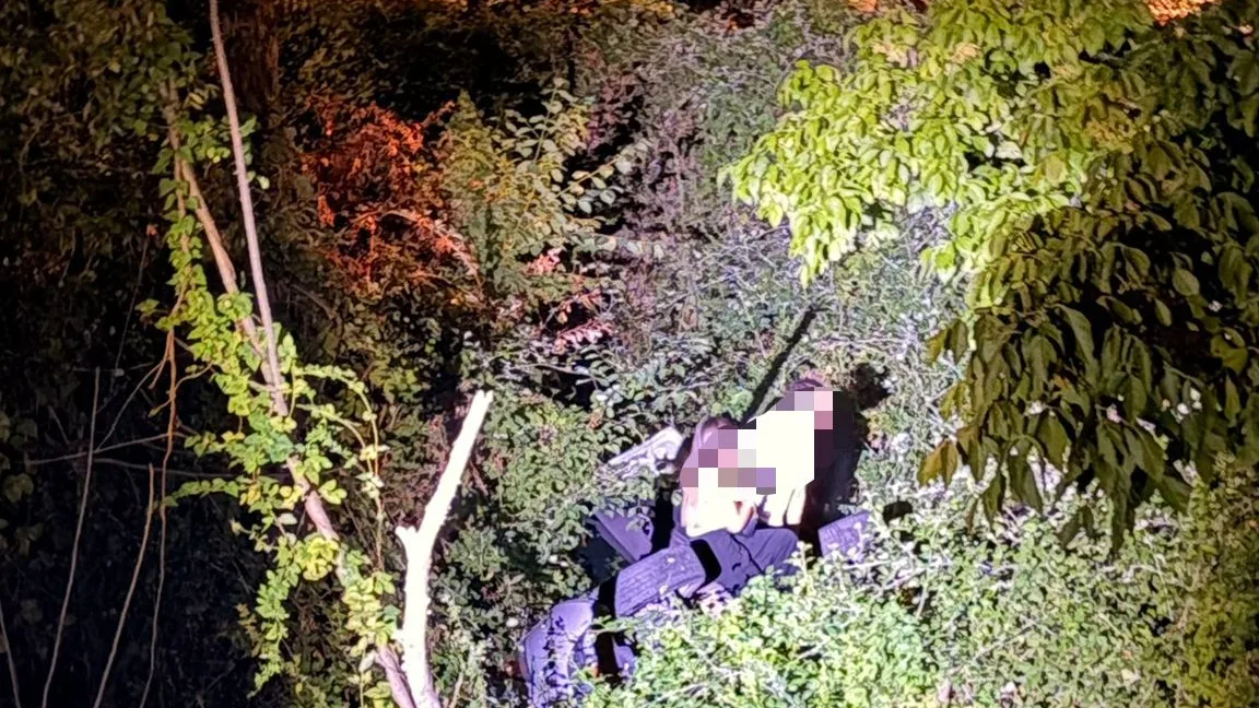 Finiscono fuori strada e cadono a due passi dall’argine del fiume, miracolati