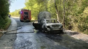 Auto a fuoco, paura per mamma e figli