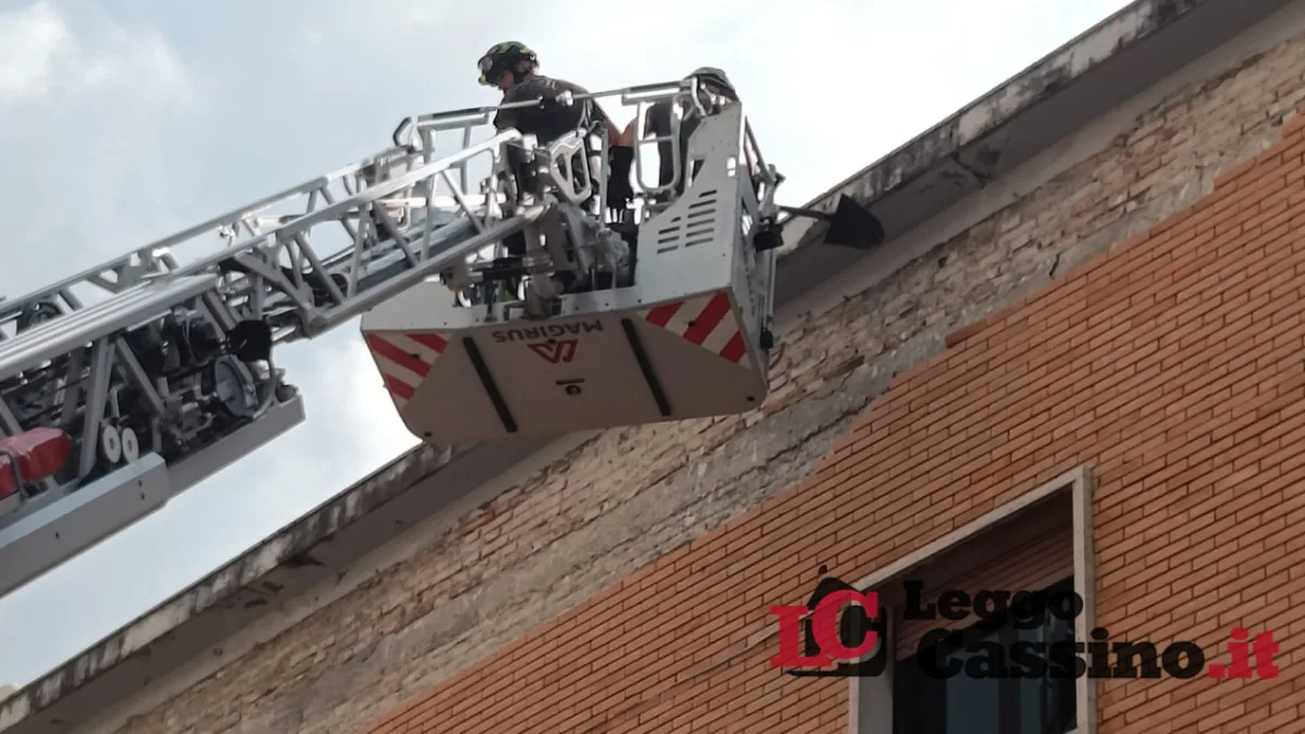 Cassino, crollano mattoni dal Comune: paura in Piazza De Gasperi