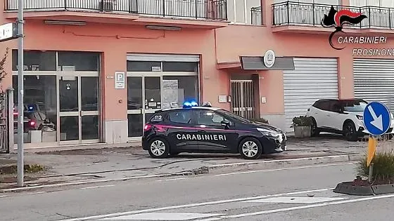 Picchia la compagna davanti ai figli: scatta il divieto di avvicinamento