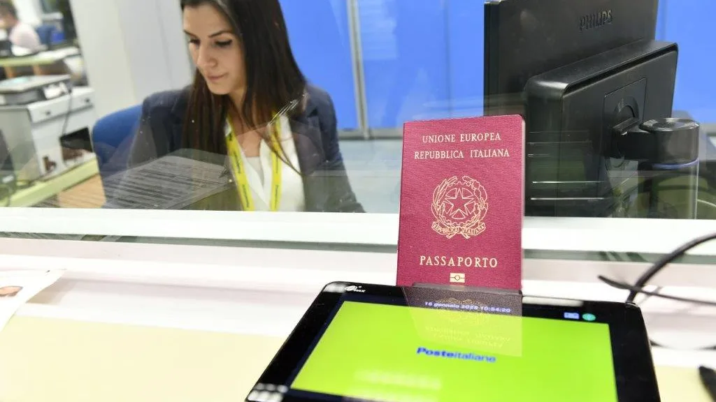 Poste Italiane – Frosinone, oltre 240 richieste del passaporto negli uffici postali della provincia