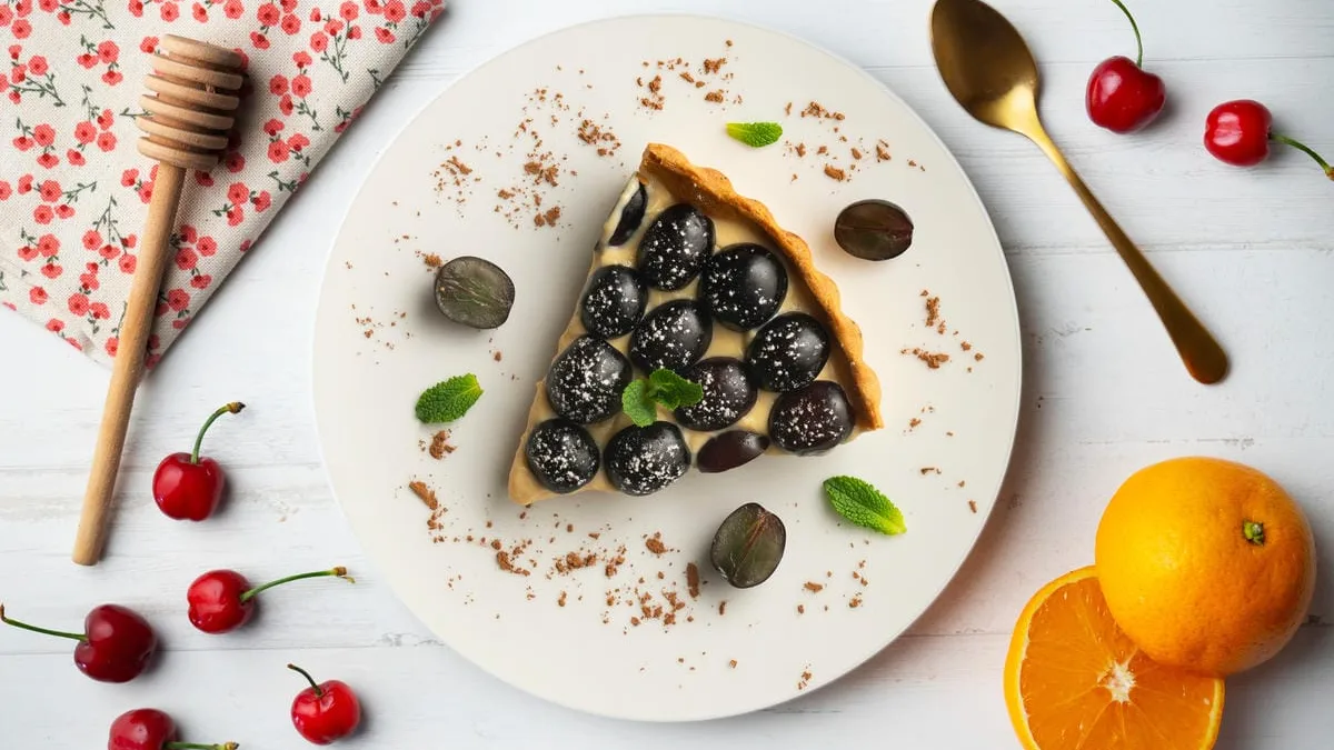Crostata con uva e noci