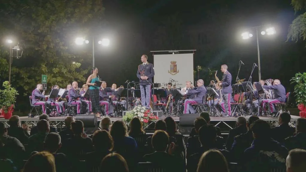 Piazza Trento gremita per la Fanfara della Polizia di Stato: una serata all’insegna della musica e della partecipazione