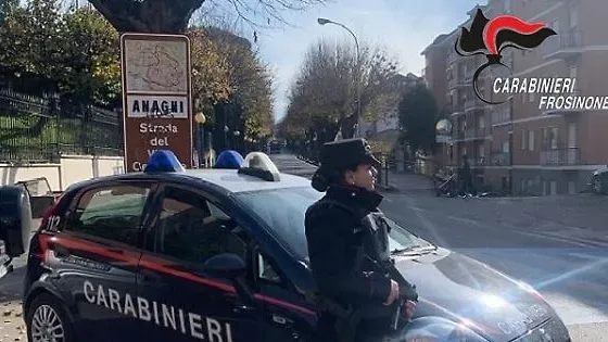 Fugge dai domiciliari, rincorre e minaccia un gruppo di giovani