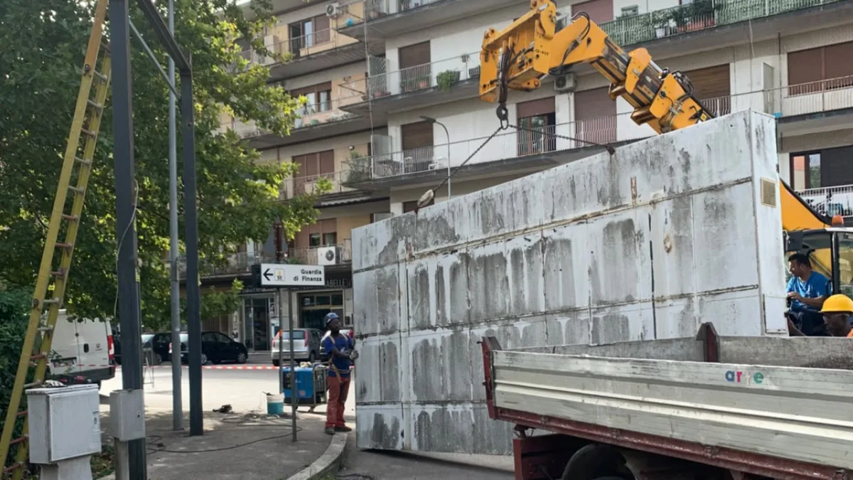 Cassino, ruspe in azione contro i cartelloni abusivi: partita oggi la maxi rimozione