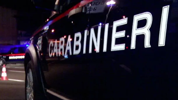Si scaglia contro l’anziana madre e distrugge casa, lei riesce a chiedere aiuto: arrestato figlio violento