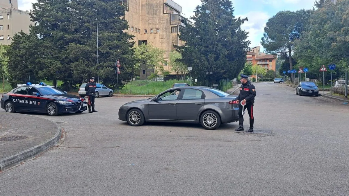 Folle fuga in pieno centro a Frosinone, pregiudicato inseguito dai carabinieri